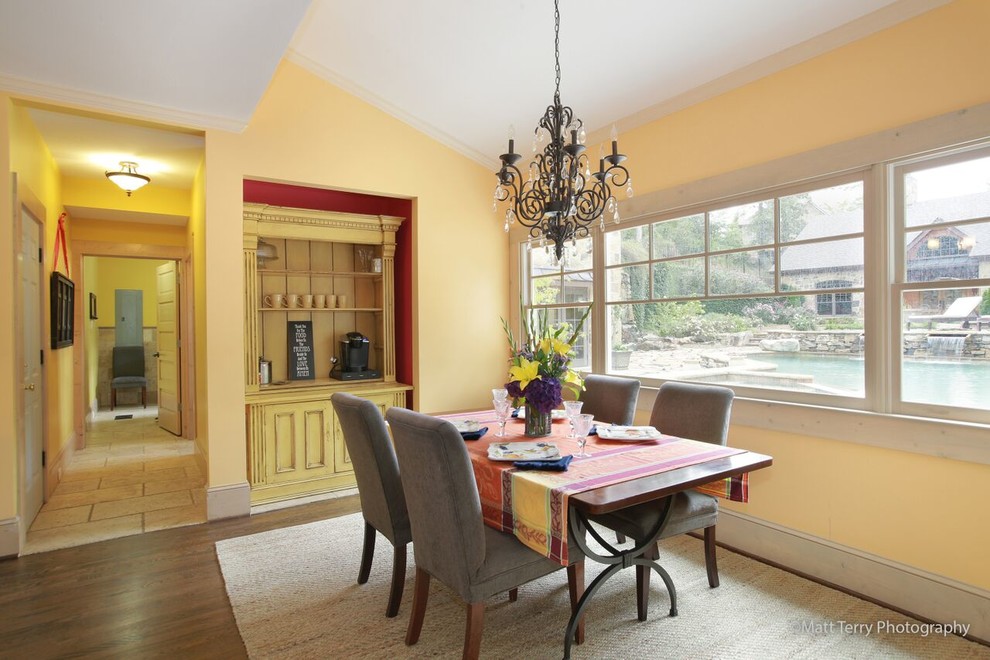 Свежая идея для дизайна: кухня-столовая среднего размера в классическом стиле с желтыми стенами и темным паркетным полом без камина - отличное фото интерьера