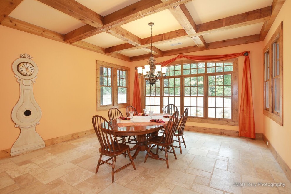 Foto di una grande sala da pranzo aperta verso la cucina stile americano con pareti gialle, pavimento con piastrelle in ceramica e nessun camino