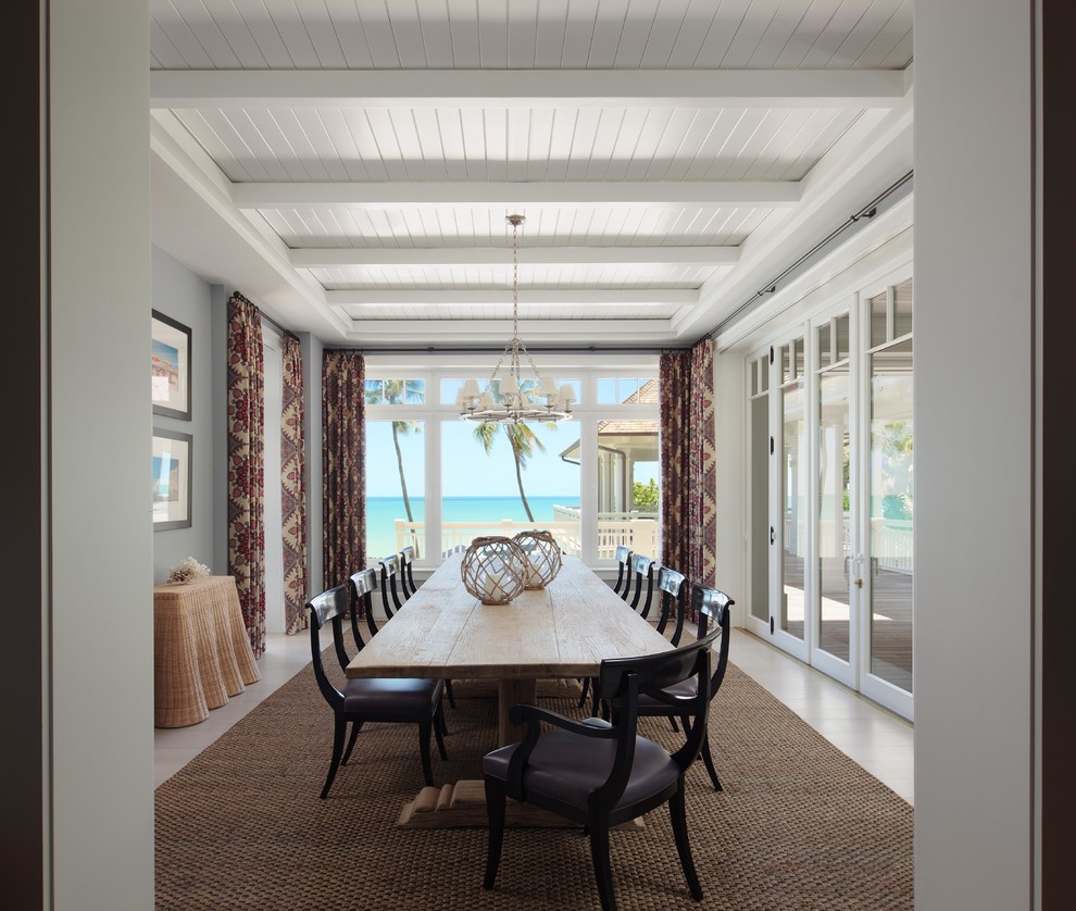 Стильный дизайн: большая гостиная-столовая в морском стиле с серыми стенами и полом из керамогранита - последний тренд