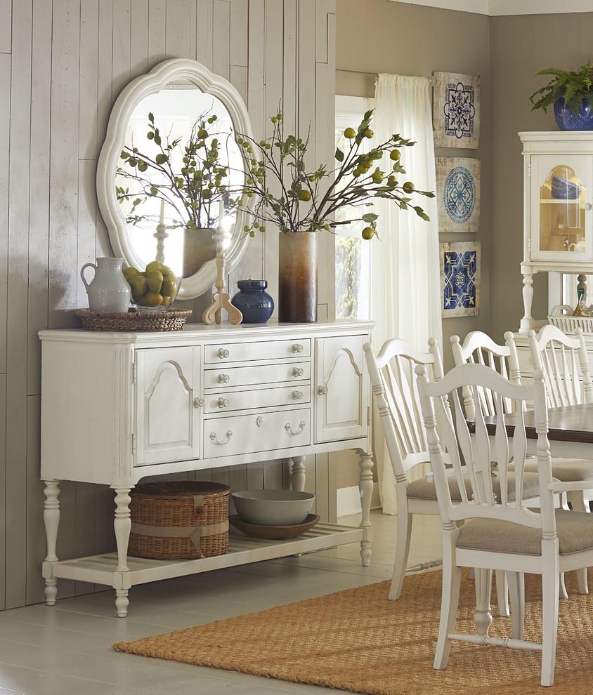 Imagen de comedor campestre de tamaño medio cerrado con paredes beige, suelo de madera pintada y suelo beige