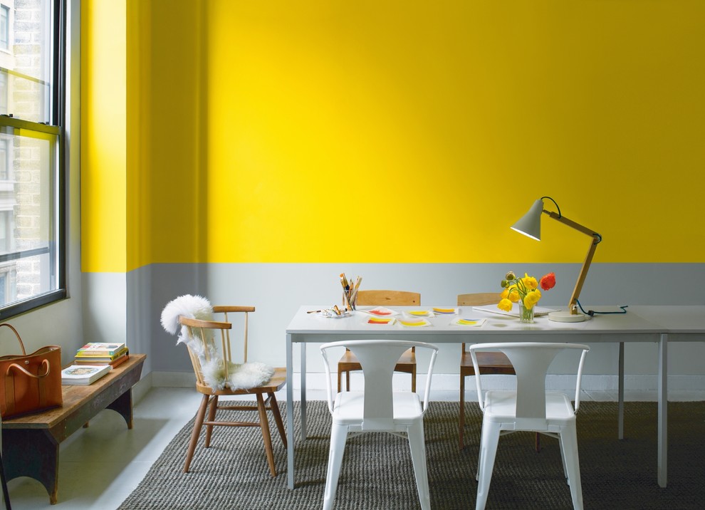 Idées déco pour une salle à manger contemporaine avec un mur jaune et un sol blanc.