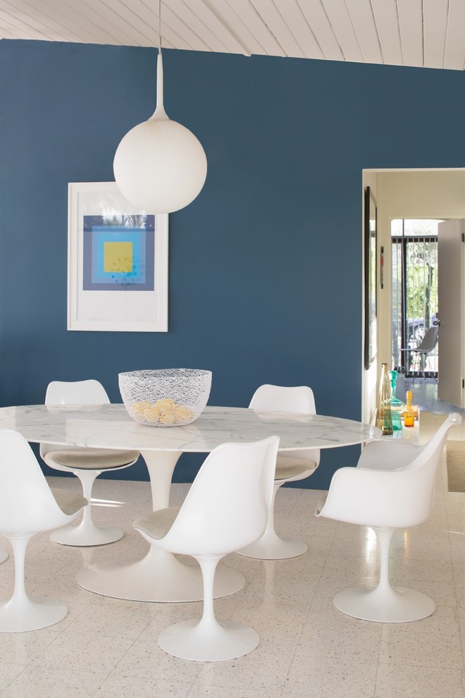 Immagine di una sala da pranzo con parquet chiaro e pavimento marrone