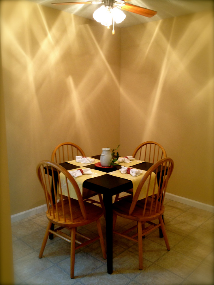 Foto di una piccola sala da pranzo bohémian chiusa con pareti beige, pavimento con piastrelle in ceramica e nessun camino