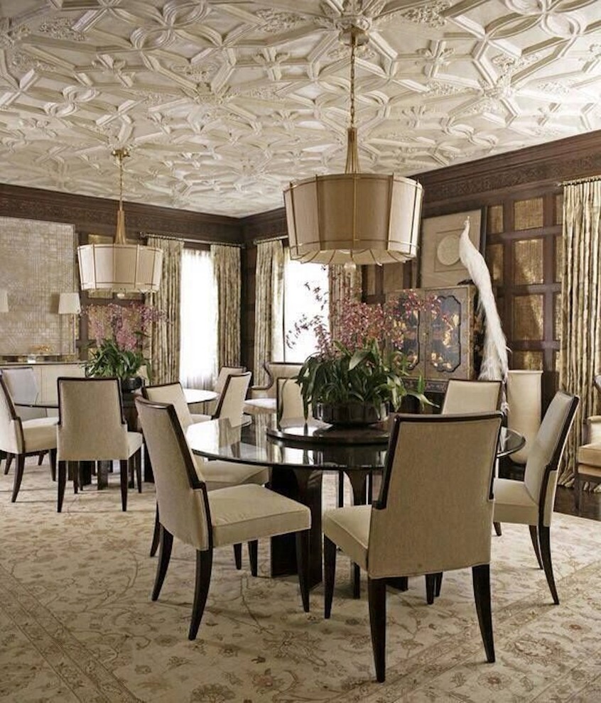 Idee per un'ampia sala da pranzo vittoriana chiusa con pareti marroni, moquette e pavimento beige