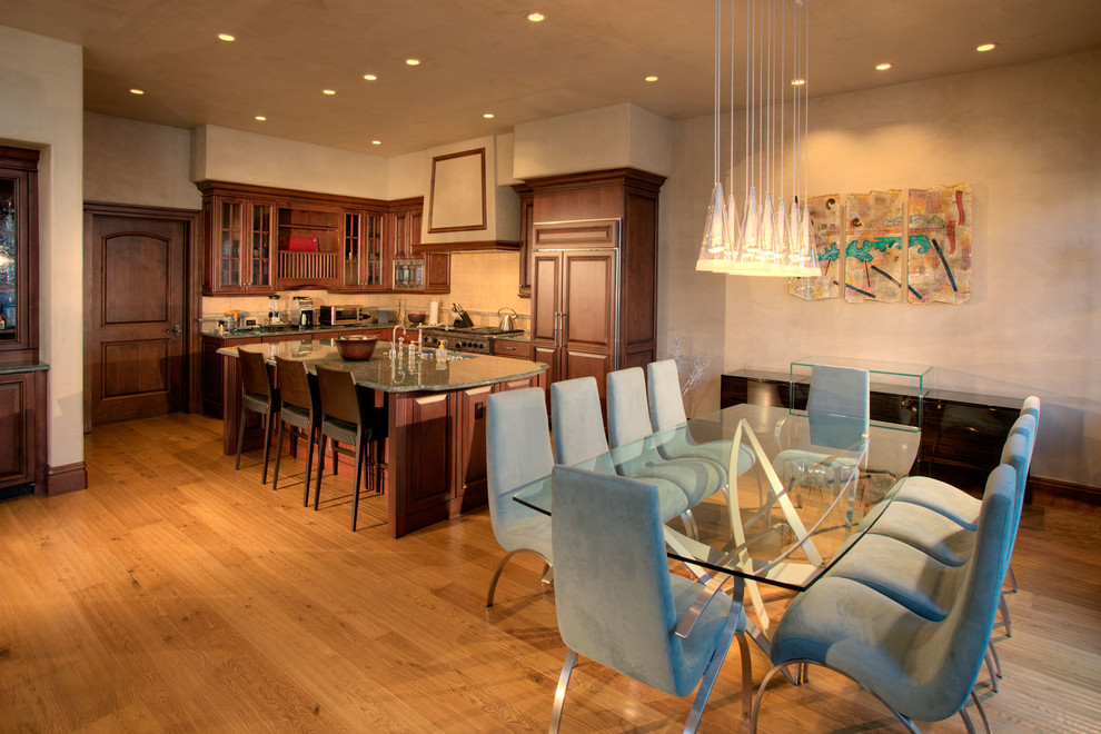 Idee per una sala da pranzo aperta verso la cucina design con pareti beige e pavimento in legno massello medio