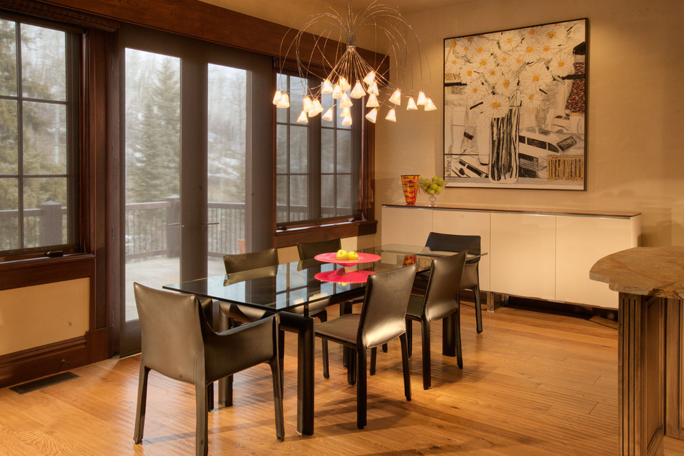 Modernes Esszimmer mit beiger Wandfarbe und braunem Holzboden in Denver