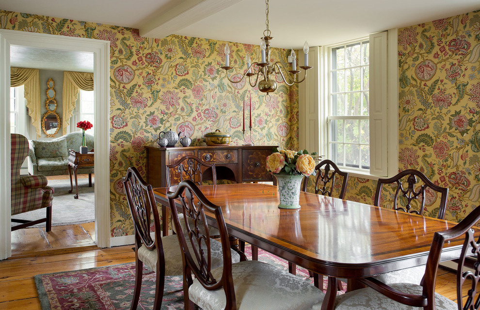 Foto di una sala da pranzo tradizionale chiusa con pareti multicolore e pavimento in legno massello medio