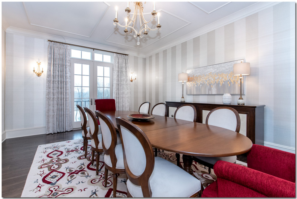 Idee per una grande sala da pranzo aperta verso il soggiorno classica con pareti multicolore, pavimento in legno massello medio, pavimento marrone, soffitto in perlinato e carta da parati