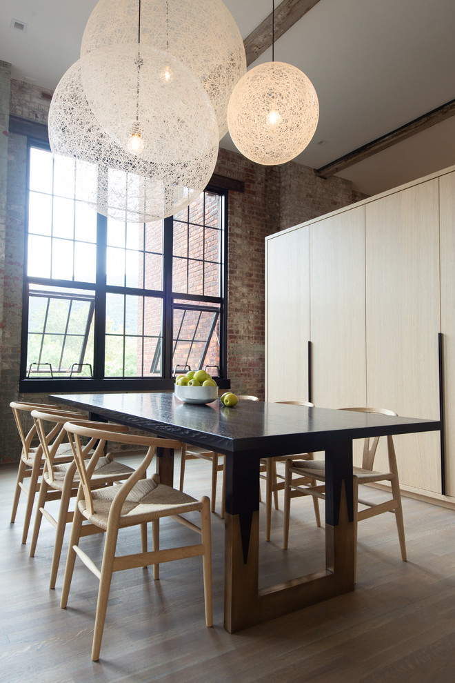 Idee per una sala da pranzo industriale con pareti marroni, pavimento in legno massello medio e pavimento marrone