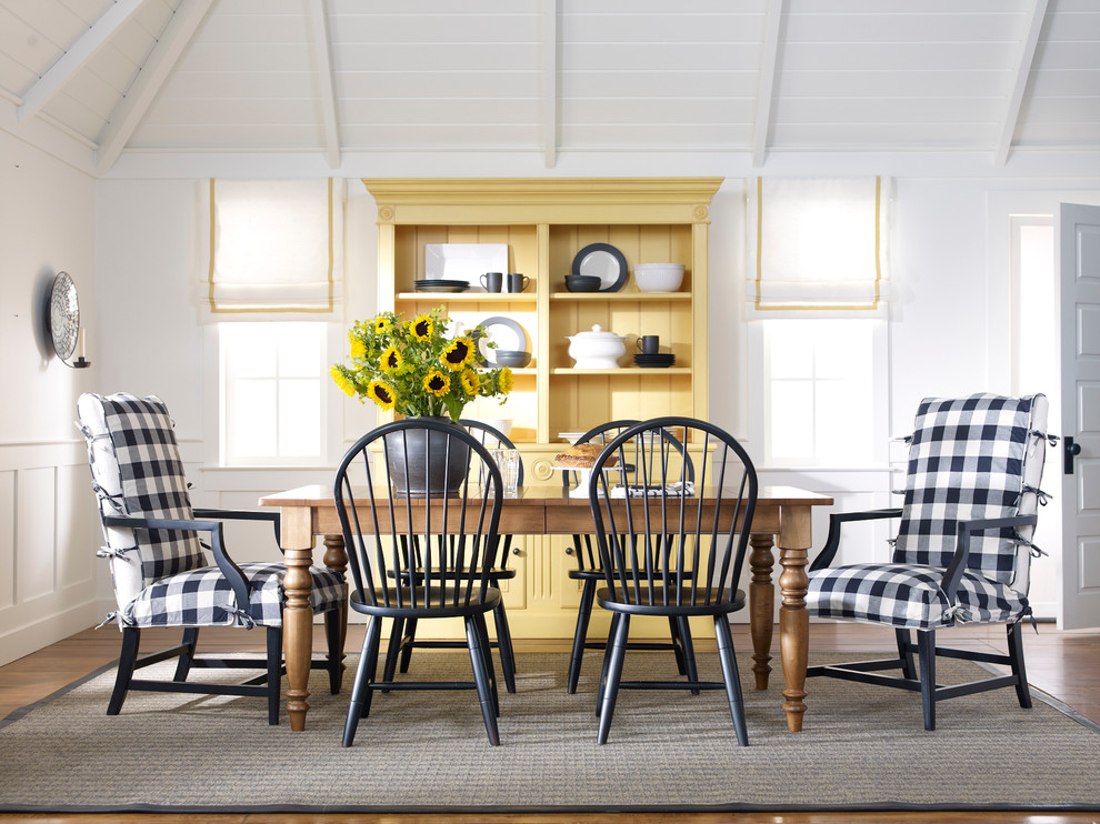 Imagen de comedor de estilo de casa de campo pequeño cerrado sin chimenea con paredes blancas, suelo de madera en tonos medios y suelo marrón