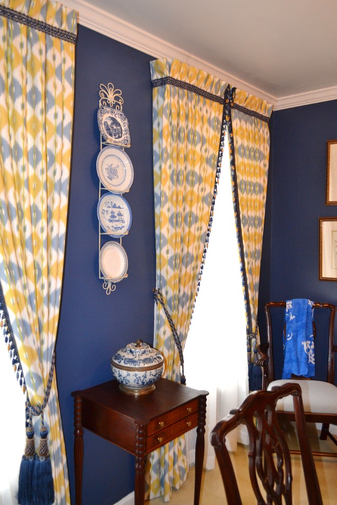 Idée de décoration pour une salle à manger tradition avec un mur bleu, moquette et aucune cheminée.