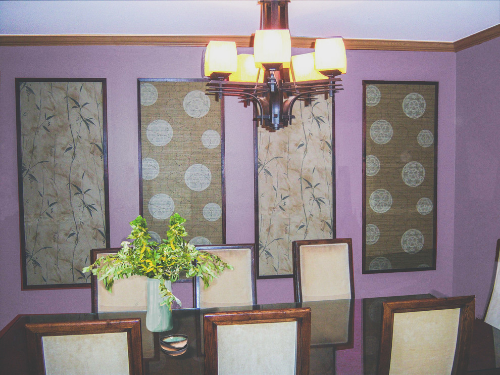 Foto de comedor asiático grande cerrado con paredes púrpuras y suelo de madera en tonos medios
