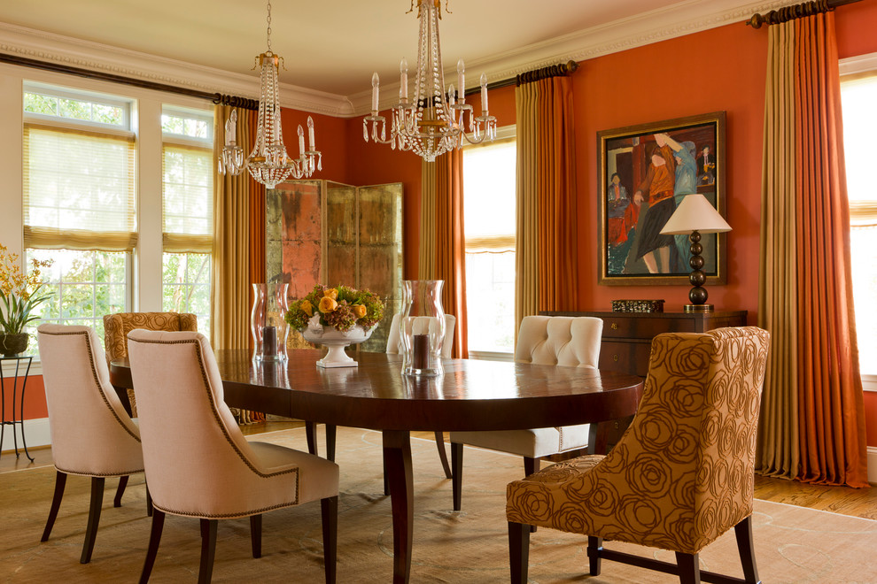 Свежая идея для дизайна: столовая в классическом стиле с паркетным полом среднего тона и оранжевыми стенами - отличное фото интерьера