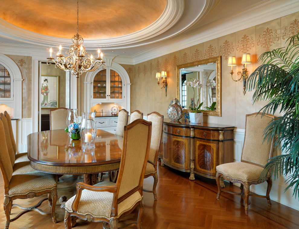 Immagine di una sala da pranzo tradizionale con pareti beige e pavimento in legno massello medio