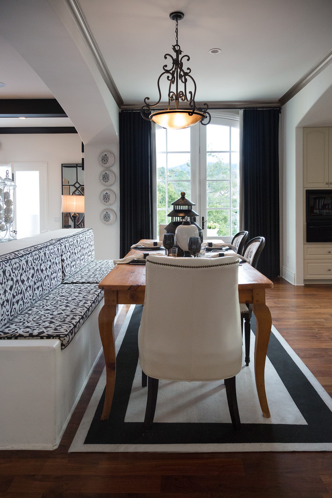 Exemple d'une salle à manger ouverte sur la cuisine chic de taille moyenne avec un mur gris, parquet foncé, aucune cheminée et un sol marron.