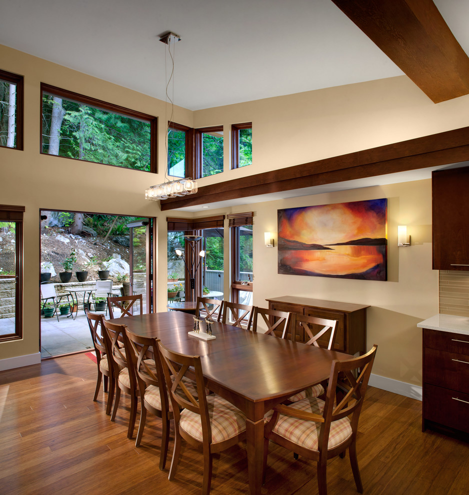 Ispirazione per una grande sala da pranzo aperta verso la cucina contemporanea con pareti beige e pavimento in legno massello medio