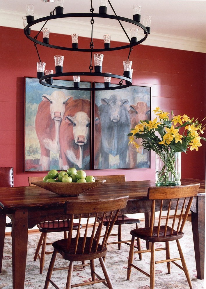 Immagine di una sala da pranzo country con pareti rosse