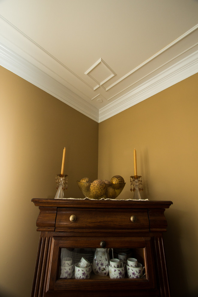 Idée de décoration pour une salle à manger design fermée et de taille moyenne avec un mur beige et un sol en bois brun.