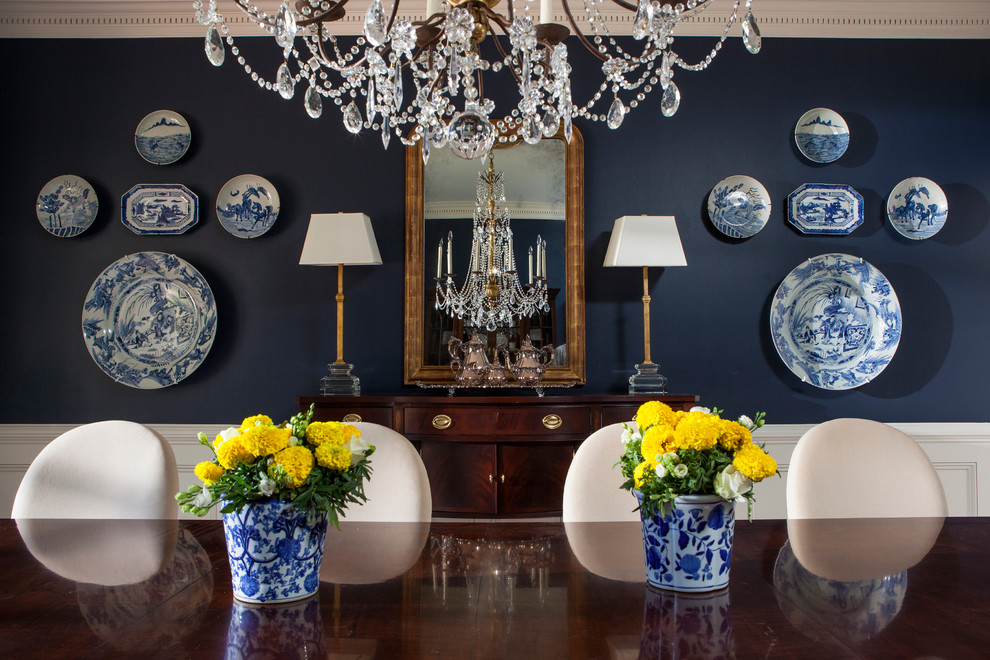 Пример оригинального дизайна: большая отдельная столовая в стиле неоклассика (современная классика) с синими стенами