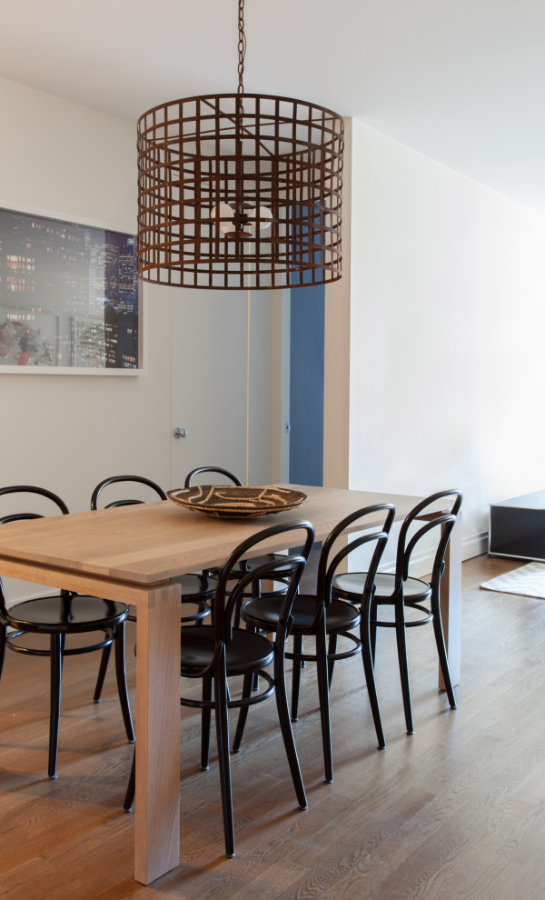 Inspiration för en liten funkis matplats med öppen planlösning, med vita väggar, ljust trägolv och brunt golv