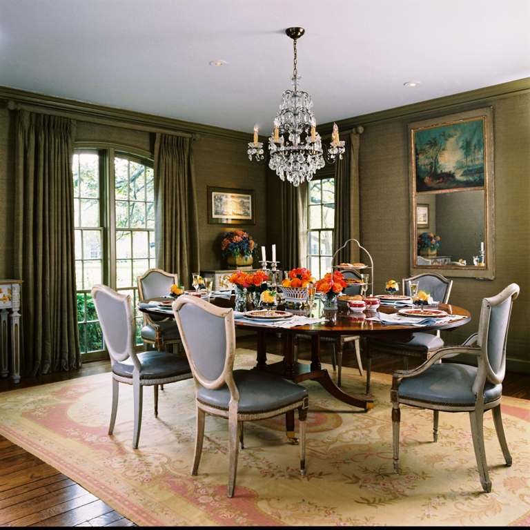 Aménagement d'une grande salle à manger ouverte sur la cuisine classique avec un mur gris et un sol en bois brun.