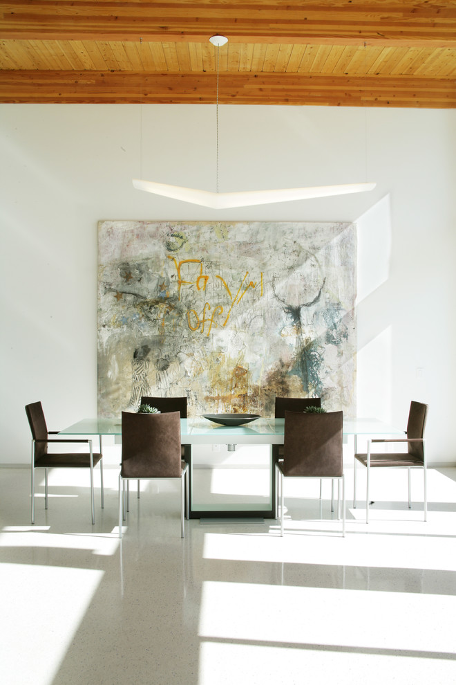 Пример оригинального дизайна: большая гостиная-столовая в современном стиле с белыми стенами и белым полом без камина