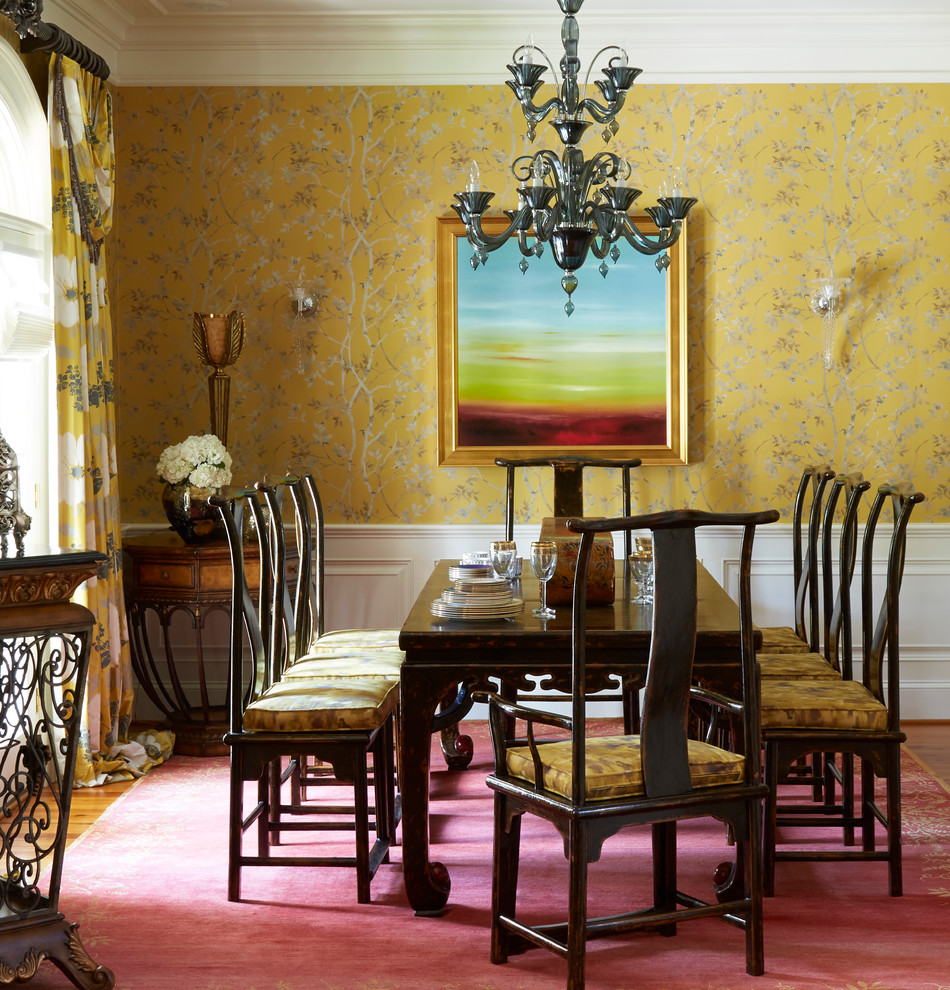 На фото: столовая с желтыми стенами, паркетным полом среднего тона и коричневым полом