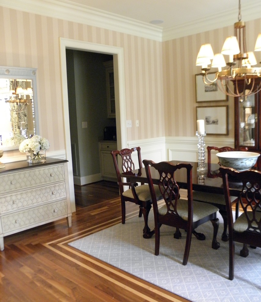 Geschlossenes Klassisches Esszimmer mit beiger Wandfarbe und braunem Holzboden in Charlotte