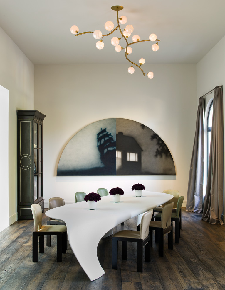 Foto de comedor contemporáneo cerrado con paredes blancas, suelo de madera oscura y cortinas