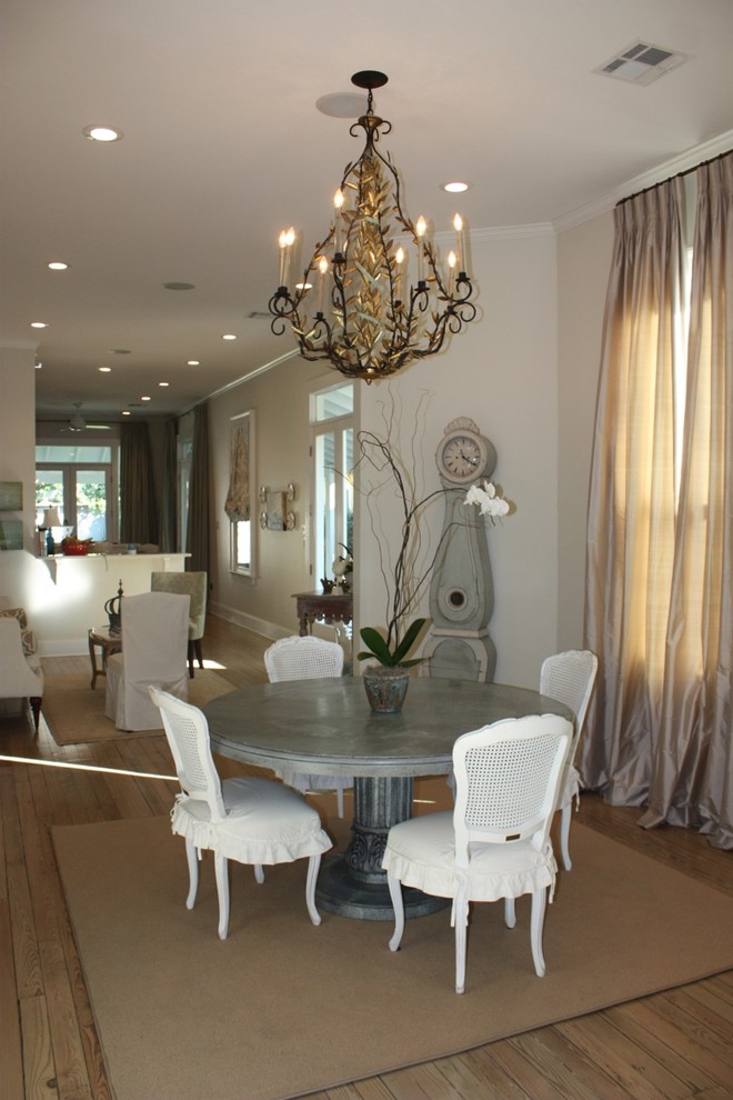 This is an example of a classic dining room in New Orleans.