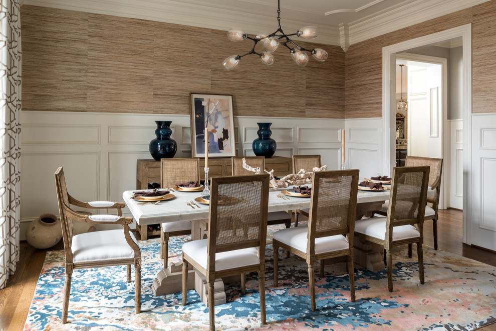 Aménagement d'une salle à manger classique avec un mur marron, parquet foncé, un sol marron, boiseries et du papier peint.
