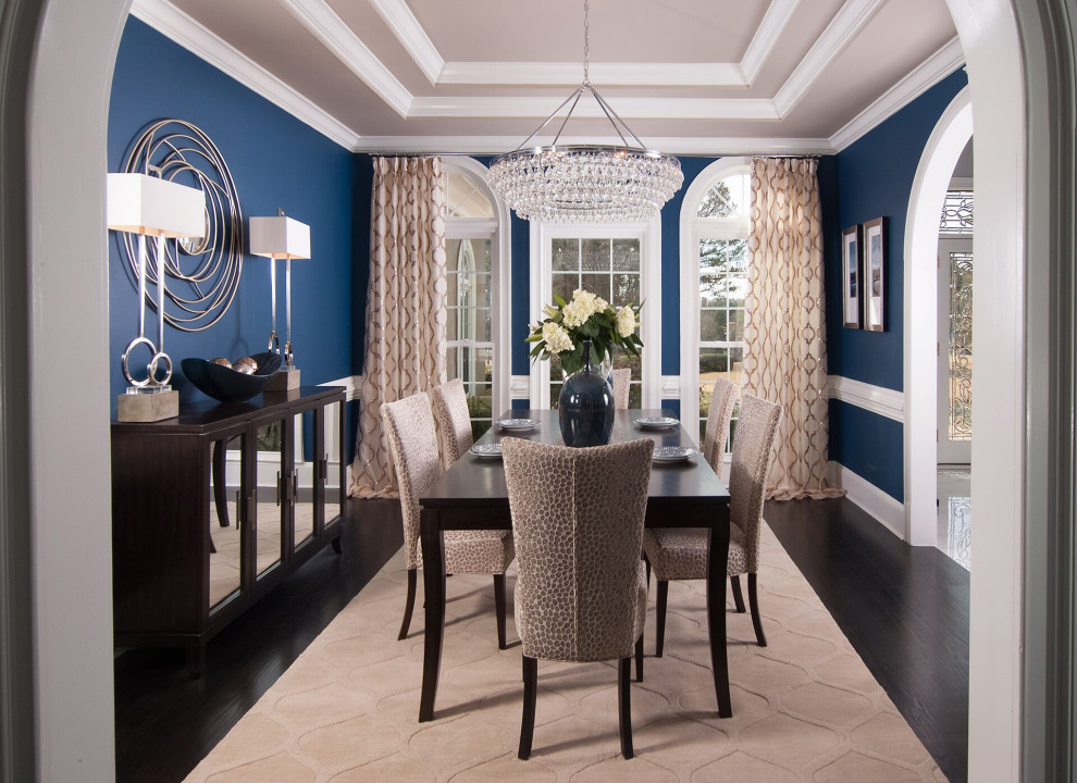 Ispirazione per una sala da pranzo chic con pareti blu, parquet scuro, pavimento marrone e soffitto ribassato
