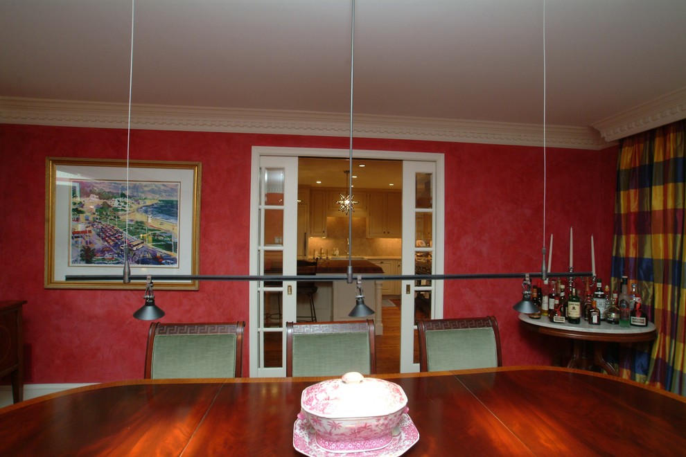 Cette photo montre une salle à manger ouverte sur la cuisine moderne de taille moyenne avec un mur rouge et un sol en bois brun.
