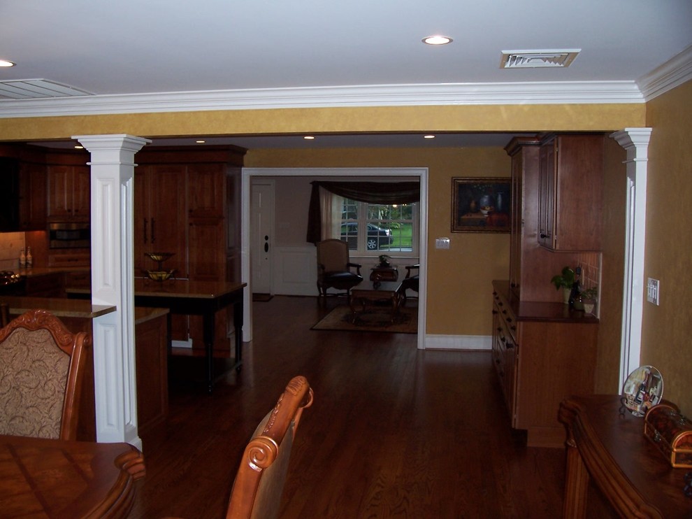 Ispirazione per una grande sala da pranzo aperta verso la cucina tradizionale con pareti gialle e pavimento in legno massello medio