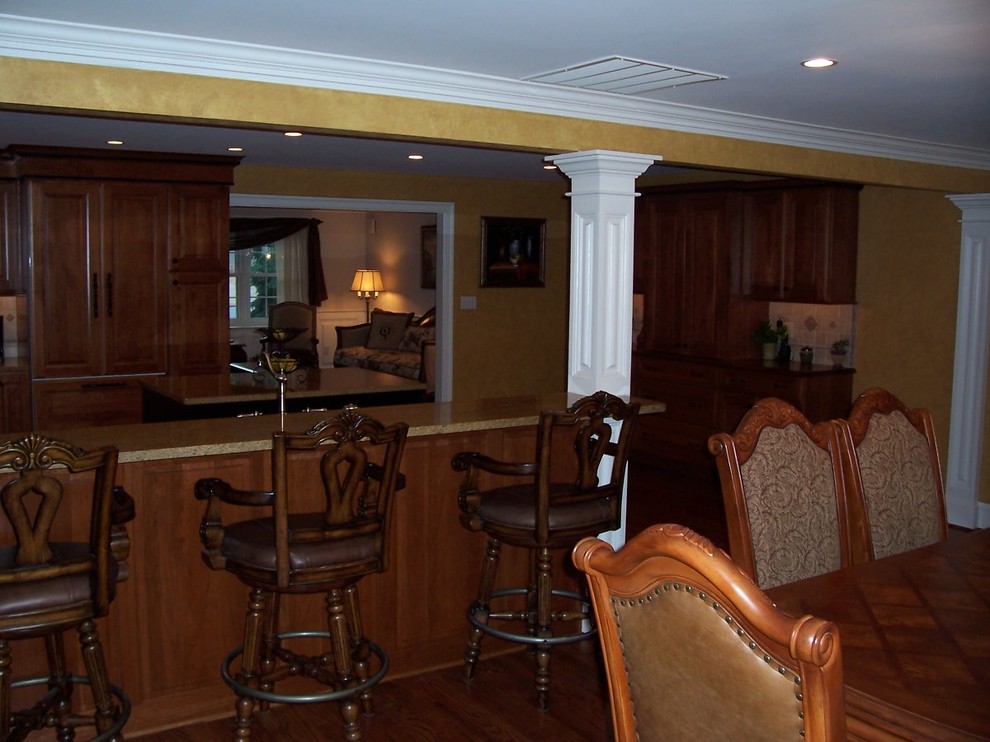 Foto de comedor de cocina tradicional grande con paredes amarillas y suelo de madera en tonos medios