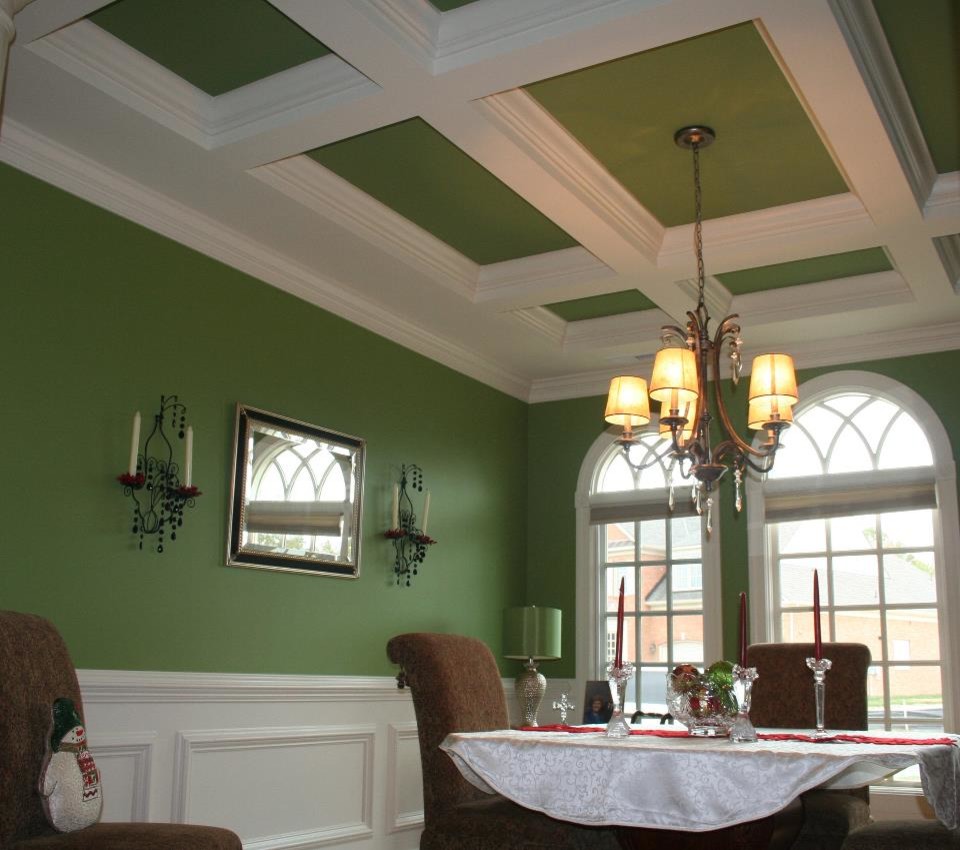 Geschlossenes, Mittelgroßes Klassisches Esszimmer ohne Kamin mit grüner Wandfarbe in Richmond