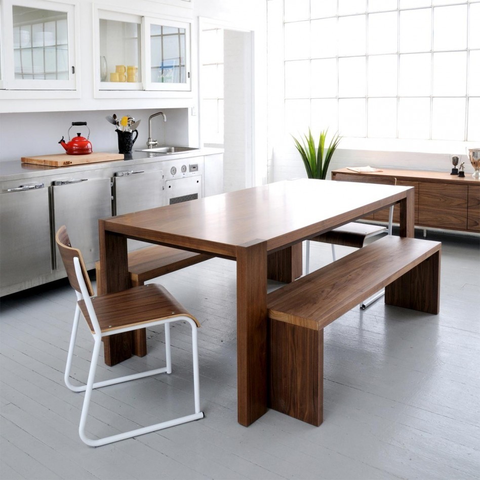 Ispirazione per una sala da pranzo aperta verso la cucina contemporanea di medie dimensioni con pareti bianche e pavimento in legno verniciato