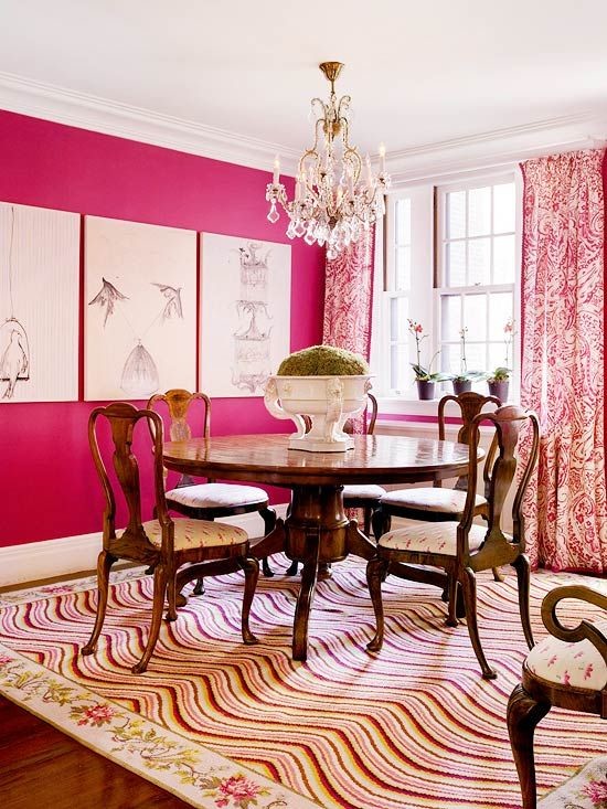 オースティンにある高級な中くらいなエクレクティックスタイルのおしゃれな独立型ダイニング (ピンクの壁、濃色無垢フローリング、暖炉なし、茶色い床) の写真