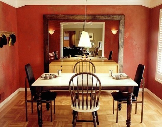 Diseño de comedor romántico de tamaño medio con paredes rojas y suelo de madera clara