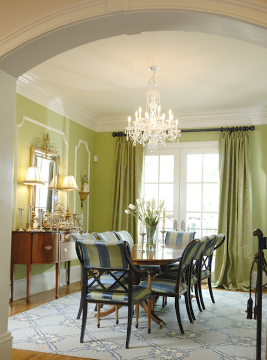 Стильный дизайн: гостиная-столовая среднего размера в стиле неоклассика (современная классика) с зелеными стенами и светлым паркетным полом - последний тренд