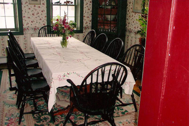 Inspiration for a timeless dining room remodel in Bridgeport