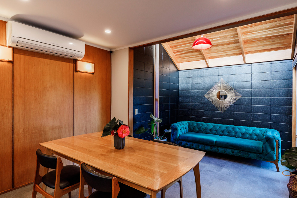 Idée de décoration pour une petite salle à manger ouverte sur la cuisine design en bois avec un mur blanc, un sol en linoléum et un sol gris.