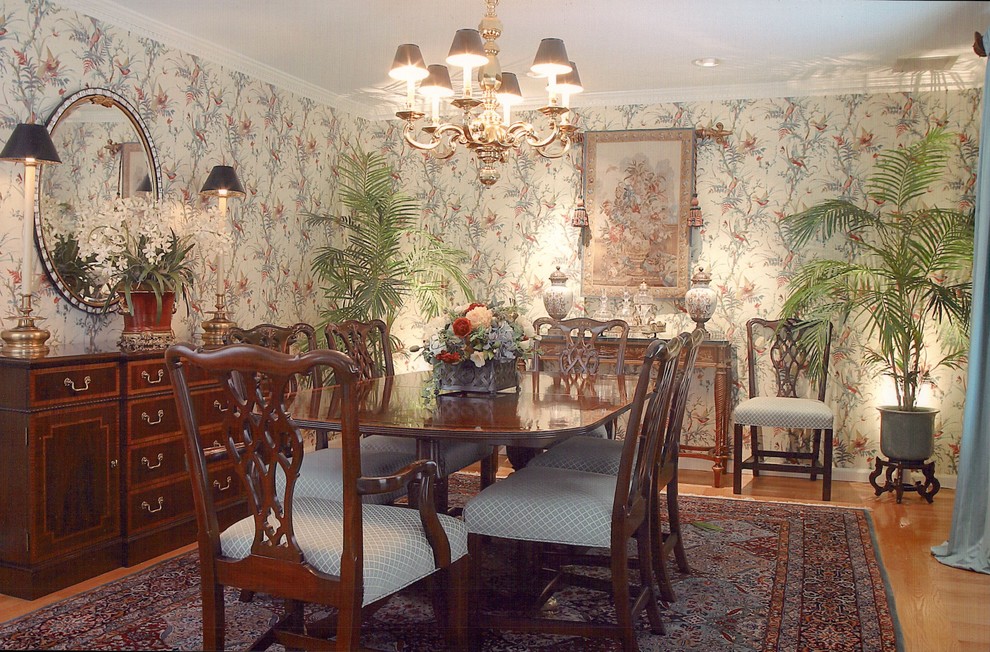Foto di una sala da pranzo classica chiusa e di medie dimensioni con pareti gialle, parquet chiaro, nessun camino e pavimento beige