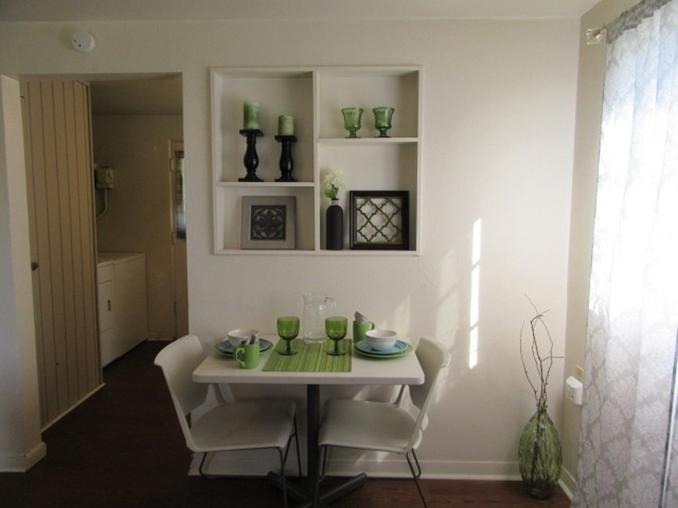 Kleine Retro Wohnküche mit weißer Wandfarbe und dunklem Holzboden in Portland
