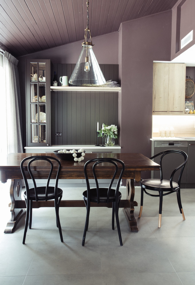 Inspiration pour une petite salle à manger ouverte sur la cuisine traditionnelle avec un mur marron, un sol en carrelage de céramique et un sol gris.