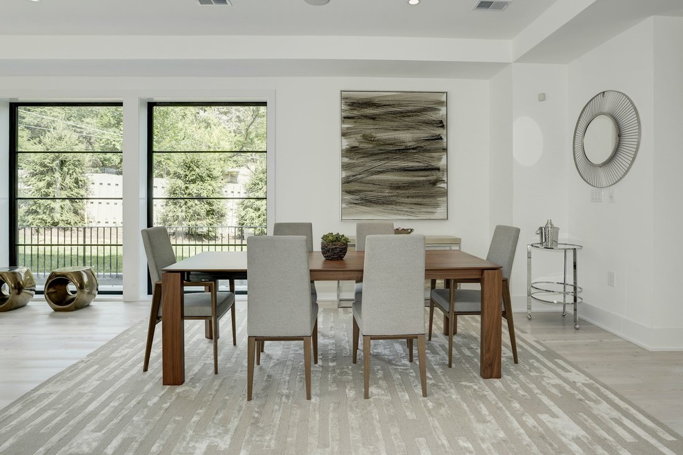 Foto de comedor actual grande abierto con paredes blancas, suelo de madera clara y suelo beige