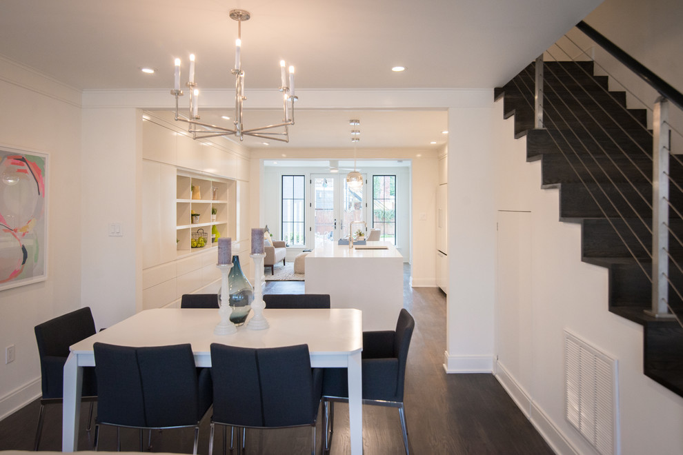 На фото: кухня-столовая среднего размера в стиле модернизм с белыми стенами, темным паркетным полом и коричневым полом без камина