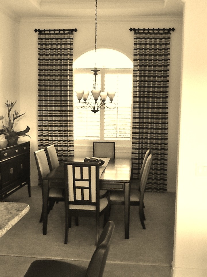 Foto di una grande sala da pranzo aperta verso la cucina chic con pareti beige, pavimento con piastrelle in ceramica, nessun camino e pavimento beige