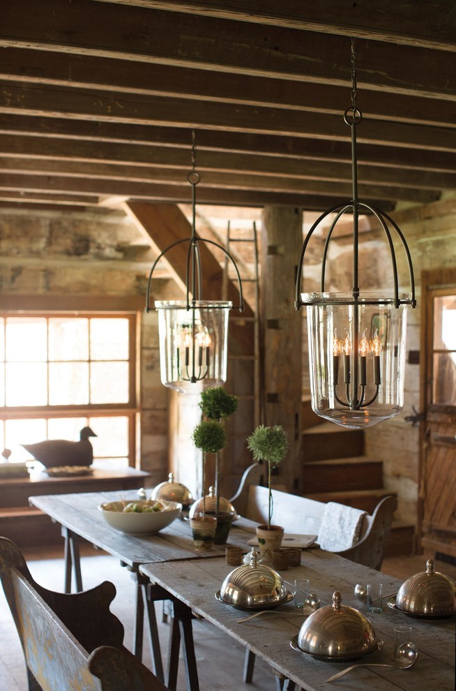 Imagen de comedor campestre de tamaño medio abierto sin chimenea con paredes beige, suelo de madera en tonos medios y suelo marrón