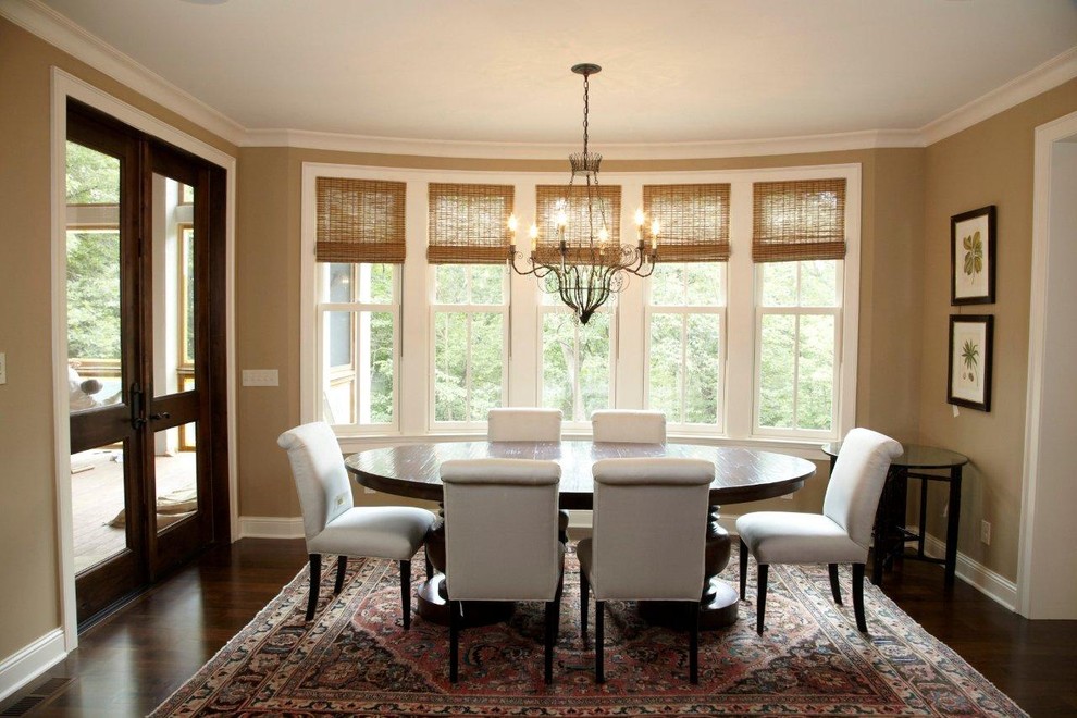Foto di una sala da pranzo classica con pareti beige e parquet scuro